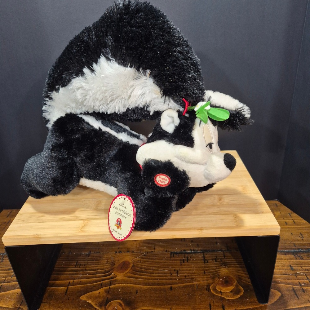 Vtg Y2K Hallmark Pepe Le Pew "Under the Mistletoe" Talking Plush WORKS Cartoon